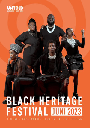 Poster van Black Heritage Festival juni 2023 waarop vijf zwarte mensen staan, allen gekleed in het zwart, tegen een oranje achtergrond met een spiraalachtig patroon. 